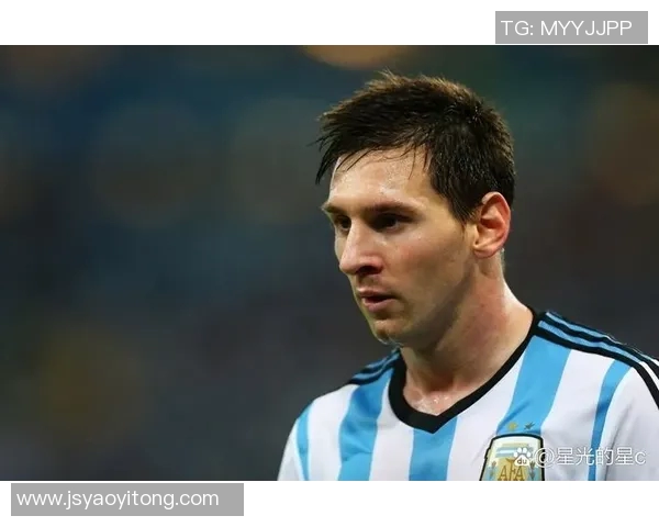 足球巨星穿西服瞬间展现不一样魅力 优雅与力量并存的完美诠释