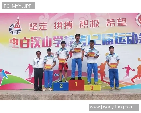 三位足球明星男孩头像设计展现运动激情与青春风采